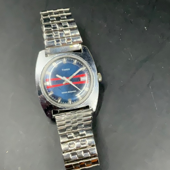Vintage 1970's TIMEX Blue Dial With Red Stripes - Picture 4 of 5